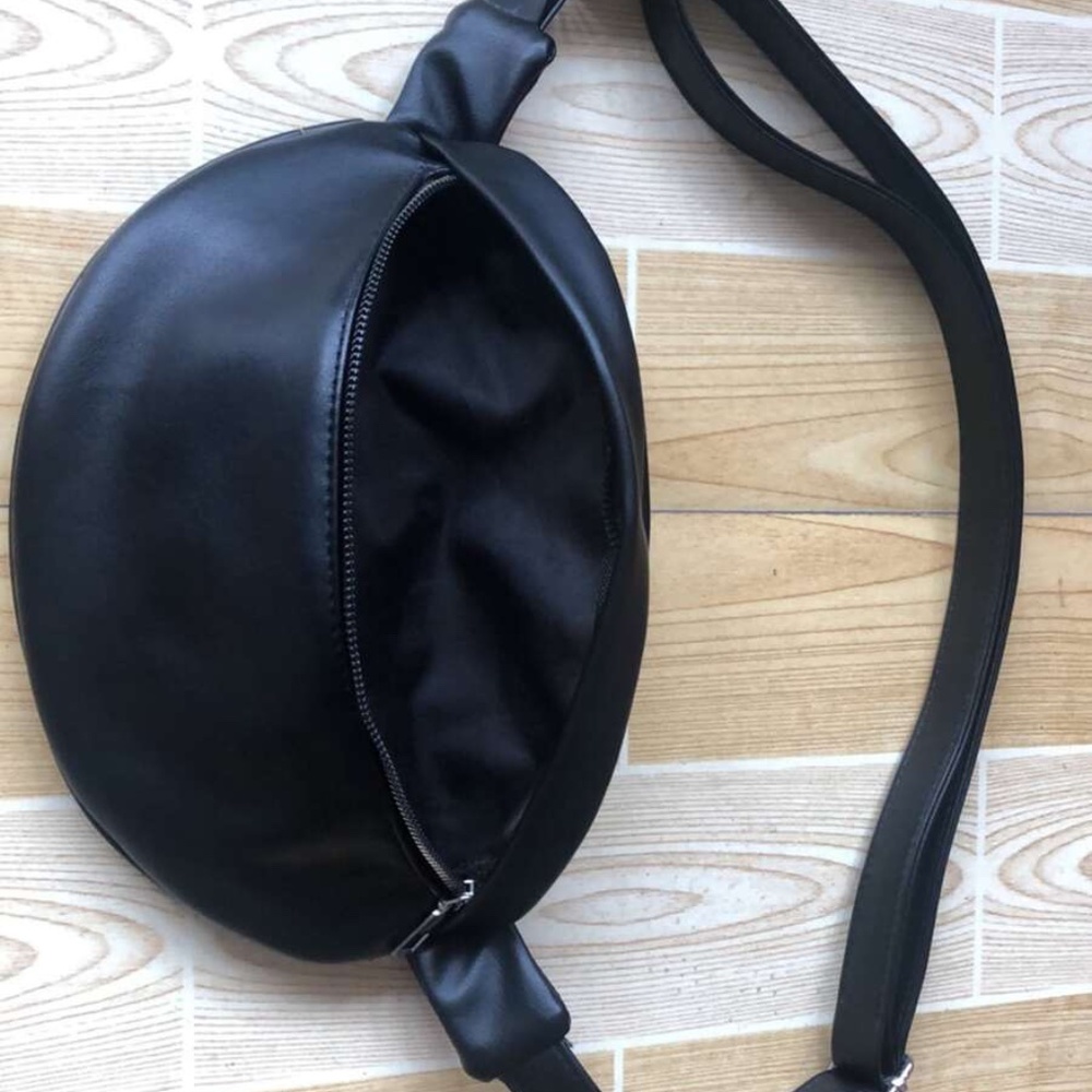 Black Minimalist fanny pack Chic Crossbody bag - Picture 2 of 7